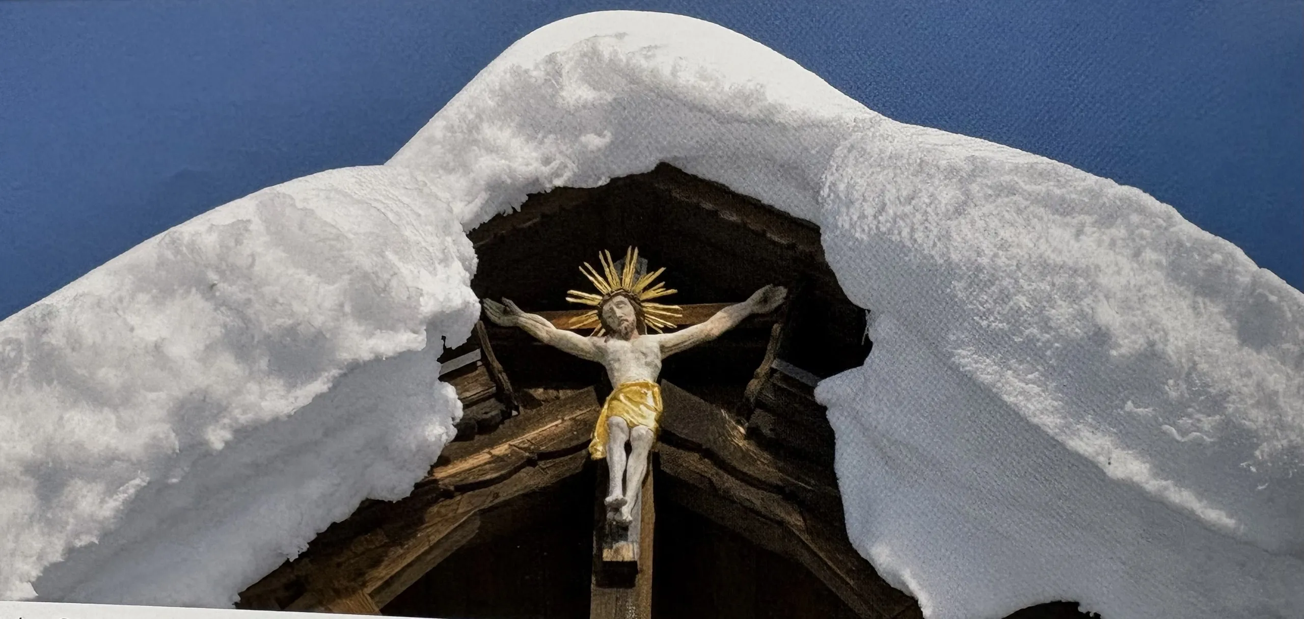 El crucifijo en lo alto del hastial de Villa St. Oswald, bajo la nieve