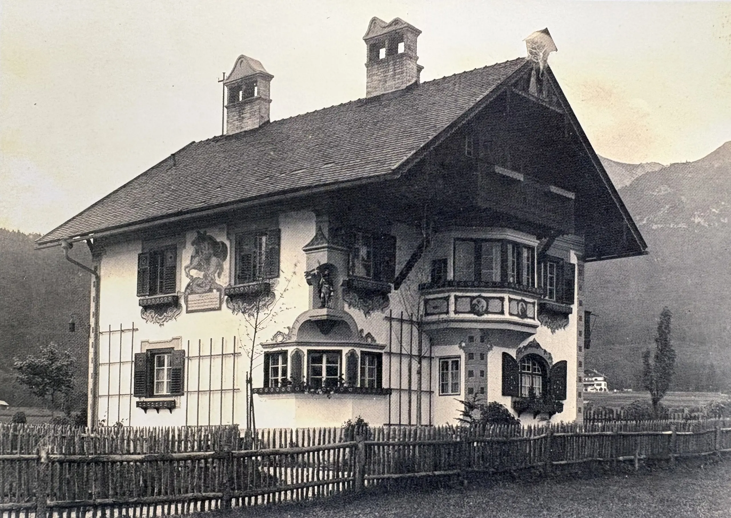 Villa St. Oswald, hacia 1920. Alrededor, solo prados en flor.